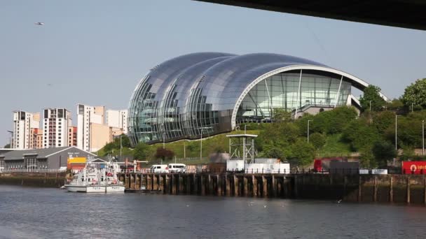 从纽卡斯尔的Tyne桥下面俯瞰英格兰Tyne的标志性建筑Sage 是音乐教育和表演的中心 — 图库视频影像