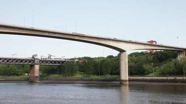 Redheugh Bridge 입니다 교통은 다리를 가로지르는 수있으며 배경에는 에드워드 다리를 — 비디오