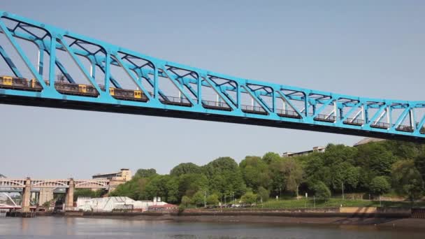 エリザベス2世橋がタイン川に架かっている タイン アンド ウェア メトロの列車がニューカッスル アポン タインとゲートヘッドの交差点で — ストック動画