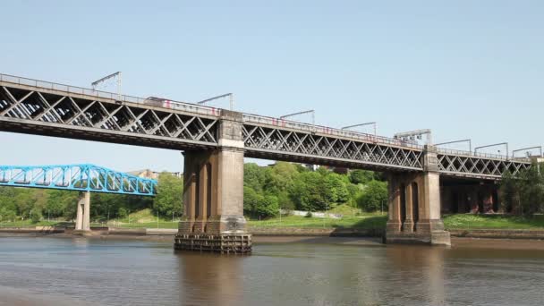 Twee Treinen Passeren Elkaar King Edward Vii Brug Brug Overspant — Stockvideo