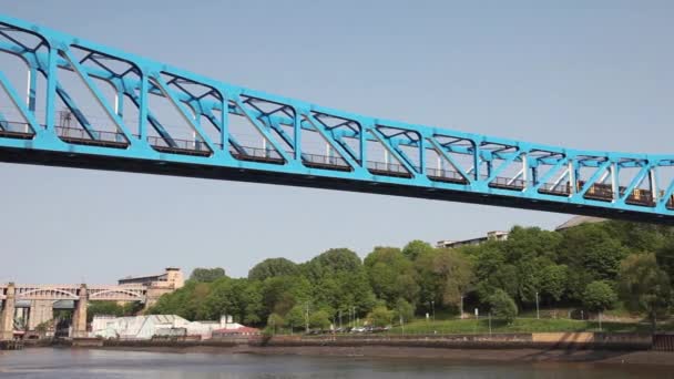 Мост Королевы Елизаветы Через Реку Тайн Северо Востоке Англии Поезд — стоковое видео