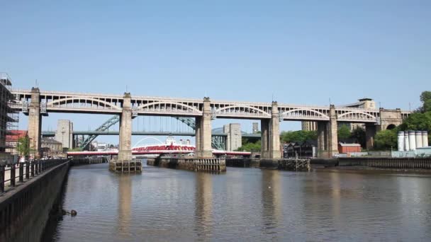 イングランド北東部のタイン川にかかるハイレベルの橋 鉄道橋の景色 この橋はニューカッスル アポン タインとゲートヘッドを結ぶ — ストック動画