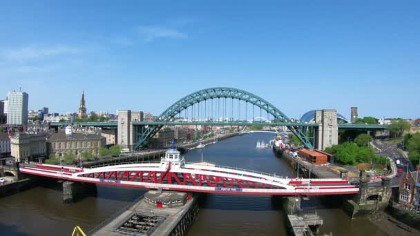 Tyne Bridges Utsikten Från Högnivåbron Över Floden Tyne Mot Swing — Stockvideo