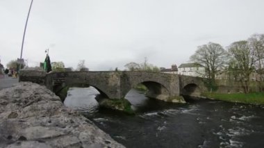 River Kent Zaman Çizelgesi. Kent Nehri 'nin Kendal, Cumbria, Kuzey İngiltere' deki Nether Köprüsü 'nün altından akan bir zaman kaydıdır..