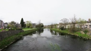 River Kent. Kent Nehri 'nin Cumbria, Kuzey İngiltere' deki Kendal kasabasından geçerken hızlandırılmış bir kaydı..