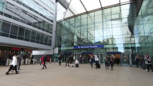 Los Pasajeros Que Entran Salen Manchester Piccadilly Station Norte Inglaterra — Vídeos de Stock