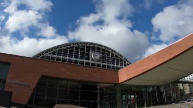 Manchester Merkez Konvansiyon Kompleksi 'nin hızlandırılmış kaydı. Kongre kompleksi eskiden Manchester Merkez Tren İstasyonu 'ydu..