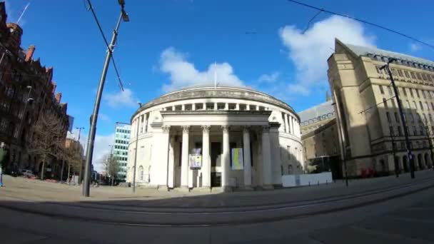 Запись Пешеходов Трамваев Проезжающих Мимо Центральной Библиотеки Манчестера Севере Англии — стоковое видео