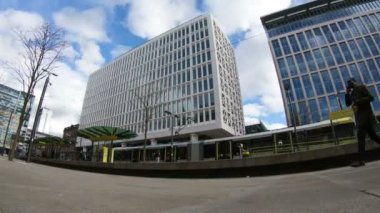 Manchester, Kuzey İngiltere 'deki St. Peters Meydanı' ndan geçen banliyö ve tramvay kayıtları..