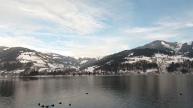 Avusturya 'nın Zell am şehrinden Zell Gölü' nü geçerek kış manzarasına doğru bakın..