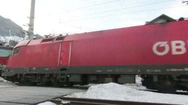 Bir yük treni Avusturya 'nın Zell am şehrinden geçiyor.