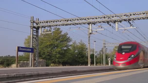 Ένα Τρένο Μεγάλης Ταχύτητας Frecciarossa Περνάει Από Σταθμό Desenzano Αμαξοστοιχίες — Αρχείο Βίντεο