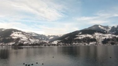 Zell Gölü. Avusturya 'nın Zell am şehrinden Zell Gölü' nü geçerek kış manzarasına doğru bakın..