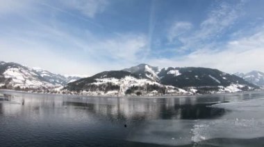 Zell Gölü Zaman Çizelgesi. Avusturya 'nın Zell şehrinden bir zaman kaydı. Zell Gölü' nü geçerek kış manzarasına doğru bakın..