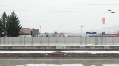 Avusturya 'daki Hallein İstasyonu' ndan ayrılan bir trenden görüntü (hd, 30fps).