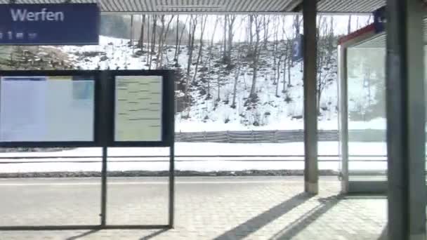 Вид Поїзда Відходить Від Станції Верфен Werfen Торгове Місто Австрійському — стокове відео