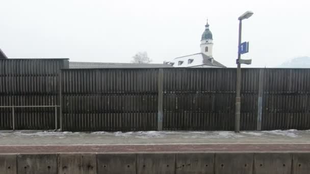 Het Uitzicht Vanaf Een Trein Als Het Vertrekt Kuchl Station — Stockvideo