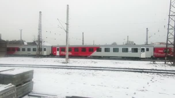 列车驶离奥地利萨尔茨堡霍普特巴赫霍夫车站时的景色 — 图库视频影像