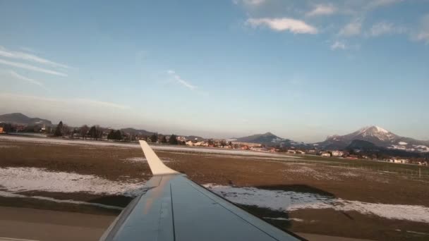 Eoroplano Pousa Aeroporto Salzburgo Áustria — Vídeo de Stock