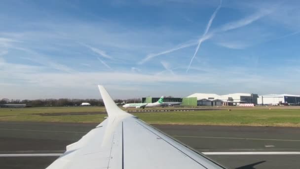 Een Vliegtuig Stijgt Vanaf Manchester Airport Een Eoropraan Vertrekt Vanaf — Stockvideo