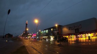 Kuzey İngiltere 'de bir kış akşamı Blackpool' un Altın Mil 'i boyunca çekilmiş bir zaman kaydı..