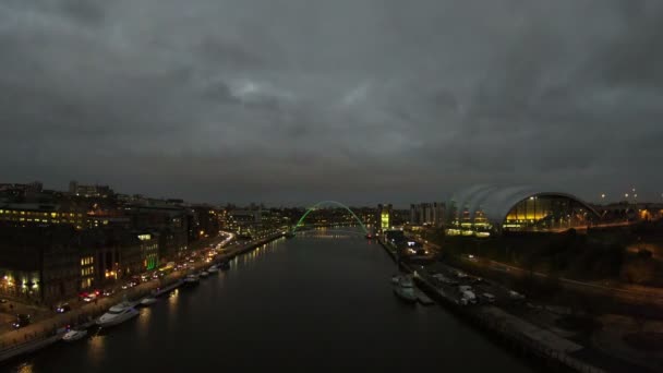 Timelapsinspelning Skymningen Från Tyne Bridge Norra England Musikplatsen Sage Baltic — Stockvideo