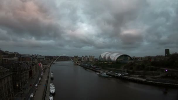 Eine Zeitraffer Aufnahme Der Dämmerung Von Der Tyne Bridge Nordengland — Stockvideo