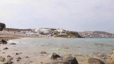 Yunanistan 'ın Mykonos adasındaki terk edilmiş Megali Ammos Sahili' nin manzarası. Burası Mykonos kasabasına en yakın plaj..