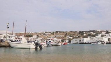 Yunan adasındaki aynı isimli Mykonos kasabasının rıhtımının karşısındaki manzara. Mykonos kasabası aynı zamanda Chora olarak da bilinir..