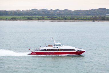 Red Funnel feribotu Red Jet 3 İngiltere 'de Southampton' dan kalkıyor. Kırmızı Jet 3, İngiltere ile Wight Adası arasındaki yüksek hızlı katamaran işletim rotasıdır..
