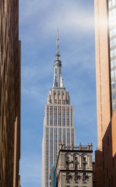 Amerika Birleşik Devletleri 'nin New York şehrindeki Empire State Binası, inşaatı sırasında dünyanın en yüksek yapısıydı. 1931 'de tamamlandı..