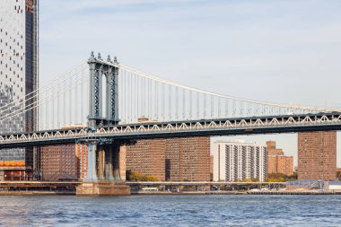 Manhattan Köprüsü. New York 'taki Manhattan Köprüsü manzarası. Köprü, Manhattan ve Brooklyn ilçelerini birbirine bağlayan Doğu Nehri boyunca uzanır..