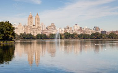 Jackie Onassis Barajı. Jackie Onassis Reservoir karşısındaki manzara Central Park 'ta, New York' ta Amerika Birleşik Devletleri 'nde sakin bir sonbahar sabahında.