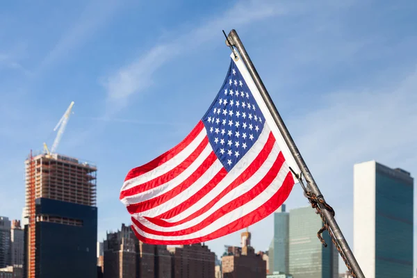 Amerikan Bayrağı. Amerika Birleşik Devletleri 'nin New York şehrindeki Doğu Nehri' nde bir Amerikan bayrağı dalgalanıyor..