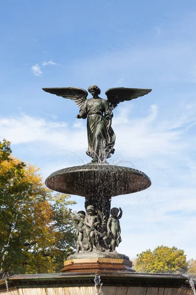 Bethesda Çeşmesi 'nin yakın görüntüsü Central Park' ta, New York 'ta, Amerika Birleşik Devletleri' nde.