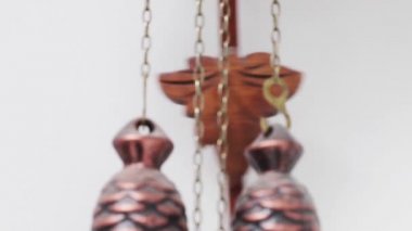 Guguklu Saat Sarkaç. İsviçre guguklu saatinde sallanan sarkacın yakın çekim görüntüsü.