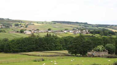 Batı Yorkshire Kırsal Bölgesi. Kuzey İngiltere 'de, Haworth, Batı Yorkshire' daki Stanbury köyüne doğru bir manzara..