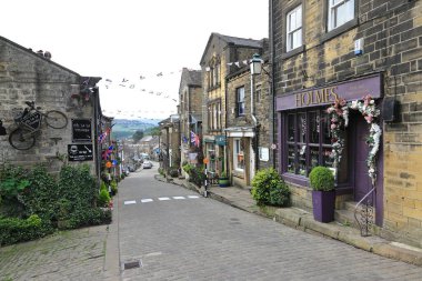 Kuzey İngiltere 'de, Haworth, Batı Yorkshire' daki kaldırımlı ana caddeye bakan manzara. Haworth, Bronte kardeşlerin eviydi ve popüler bir turizm merkezidir..