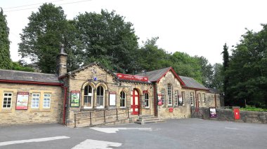İngiltere 'de Keighley ve Worth Valley Demiryolu' ndaki Haworth İstasyonu 'nun girişi. Demiryolu, Demiryolu Çocukları filminde kullanıldı..