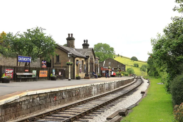 İngiltere 'nin Keighley ve Worth Valley Demiryolu' ndaki Oakworth İstasyonu 'nun manzarası. İstasyon, Demiryolu Çocukları filminde kullanıldı..