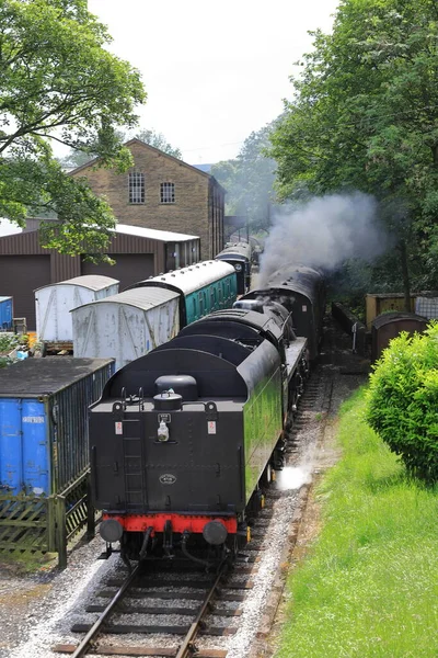 一列蒸汽火车到达了英国Keighley和Worth Valley铁路的Haworth车站 铁路儿童 中使用了铁路 — 图库照片
