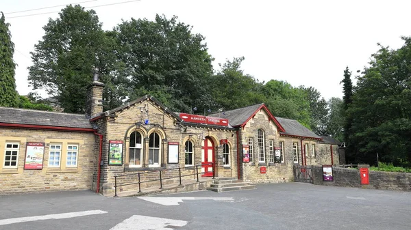 İngiltere 'de Keighley ve Worth Valley Demiryolu' ndaki Haworth İstasyonu 'nun girişi. Demiryolu, Demiryolu Çocukları filminde kullanıldı..