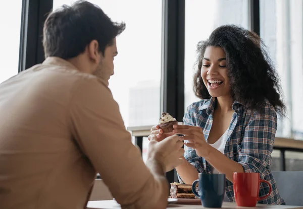 Jovem Casal Encantador Rindo Sentado Café Mulher Afro Americana Emocional — Fotografia de Stock