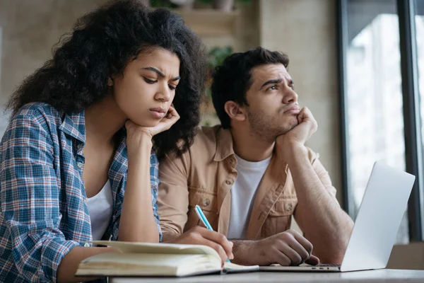 Estudantes Pensativos Estudando Juntos Aprendendo Linguagem Preparação Para Exame Tomando — Fotografia de Stock