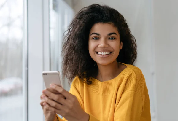 Hermosa Mujer Afroamericana Usando Teléfono Móvil Comunicación Compras Línea Con —  Fotos de Stock