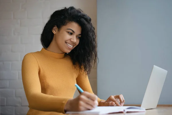 Estudante Afro Americano Estudando Usando Computador Portátil Internet Tomando Notas — Fotografia de Stock