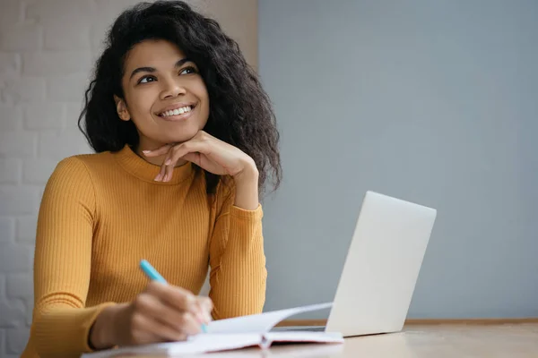 Retrato Estudante Pensativo Feliz Estudar Preparação Para Exame Educação Line — Fotografia de Stock