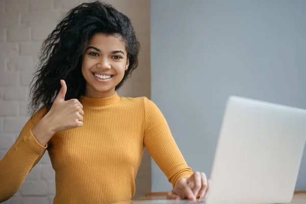 Mulher Afro Americana Usando Computador Portátil Mostrando Polegar Para Cima — Fotografia de Stock