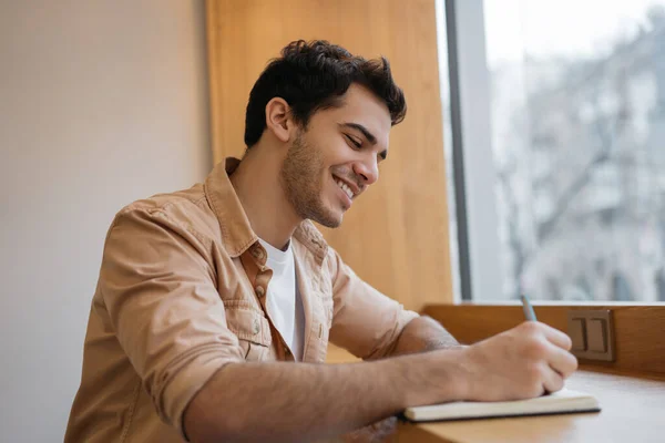 Homem Negócios Indiano Feliz Escrevendo Caderno Projeto Trabalho Estratégia Planejamento — Fotografia de Stock