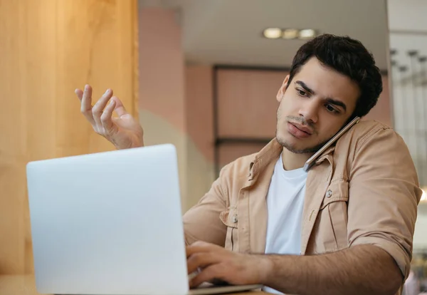 Freelancer Indiano Usando Computador Portátil Internet Falando Celular Comunicação Trabalhando — Fotografia de Stock